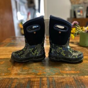 Toddler size 10 winter Bogs